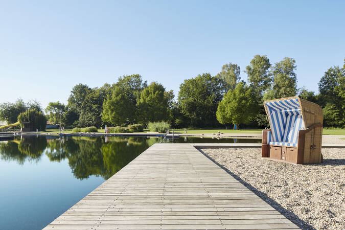 Steg und Strandkorb Naturbecken