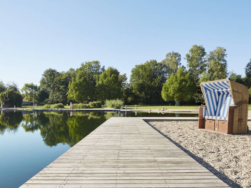 Steg und Strandkorb Naturbecken