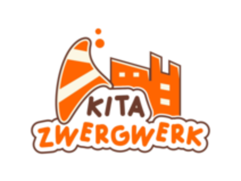 Logo der Kita Zwergwerk:  Hintergrund Schachbrettmuster. Darauf zu sehen ist das Logo. Links im Logo ist eine orange-weiß gestreifte Zipfelmütze zu sehen. Daran anschließend das Gebäude der Einrichtung in orange. Darunter der Schriftzug "KITA Zwergwerk"